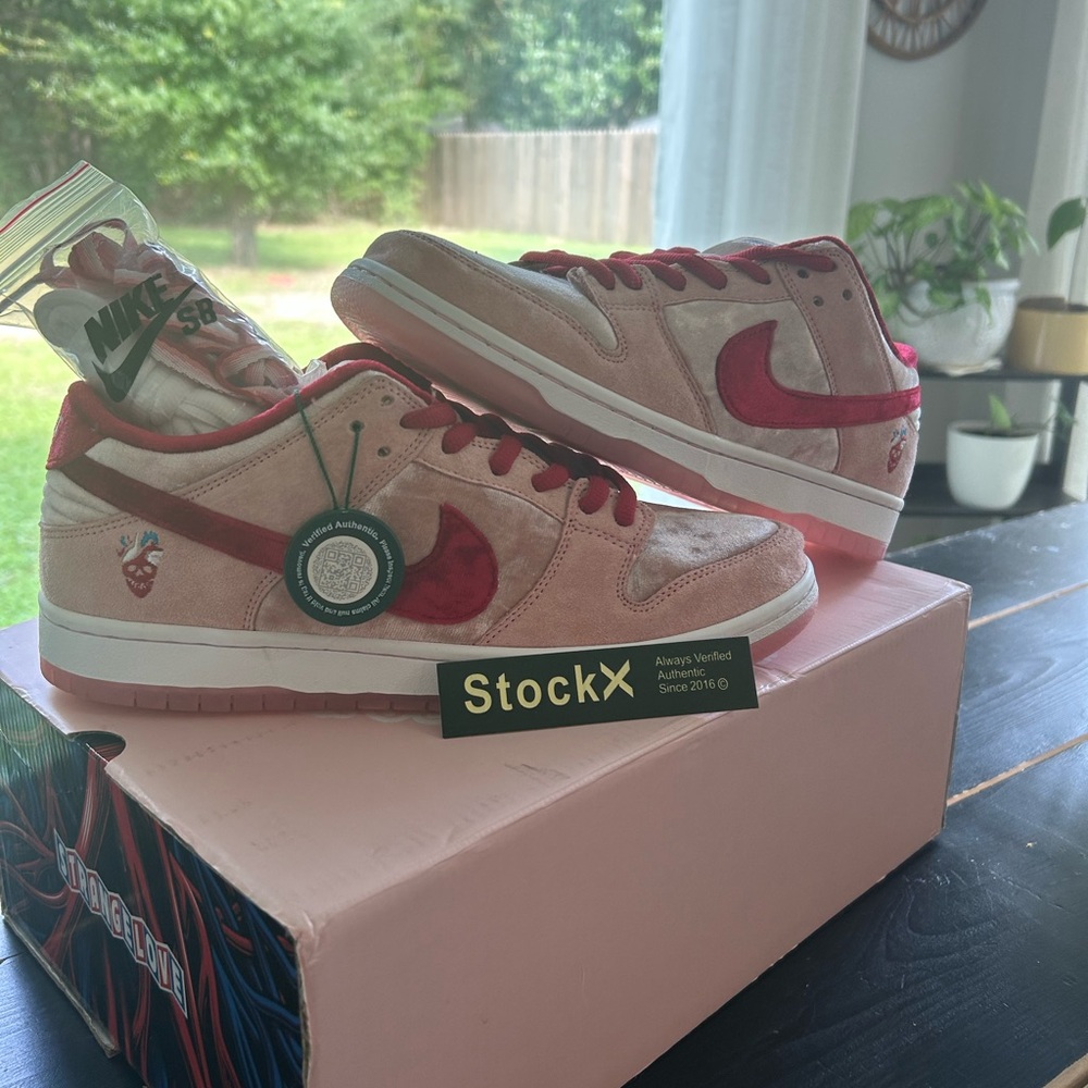 Nike SB dunk low- Strangelove skateboard